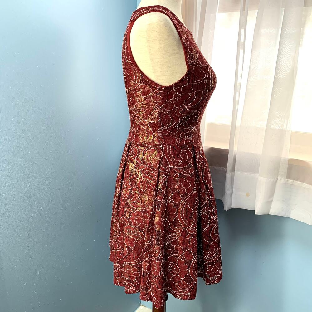 Everleigh Burgundy and Gold Sleeveless Lace Dress Size Medium - Picture 5 of 7